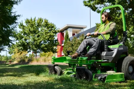 Райдер садовый аккумуляторный с нулевым радиусом разворота GREENWORKS ZTC152, 82V, 152 см, с АКБ 24 кВтч (7405107)